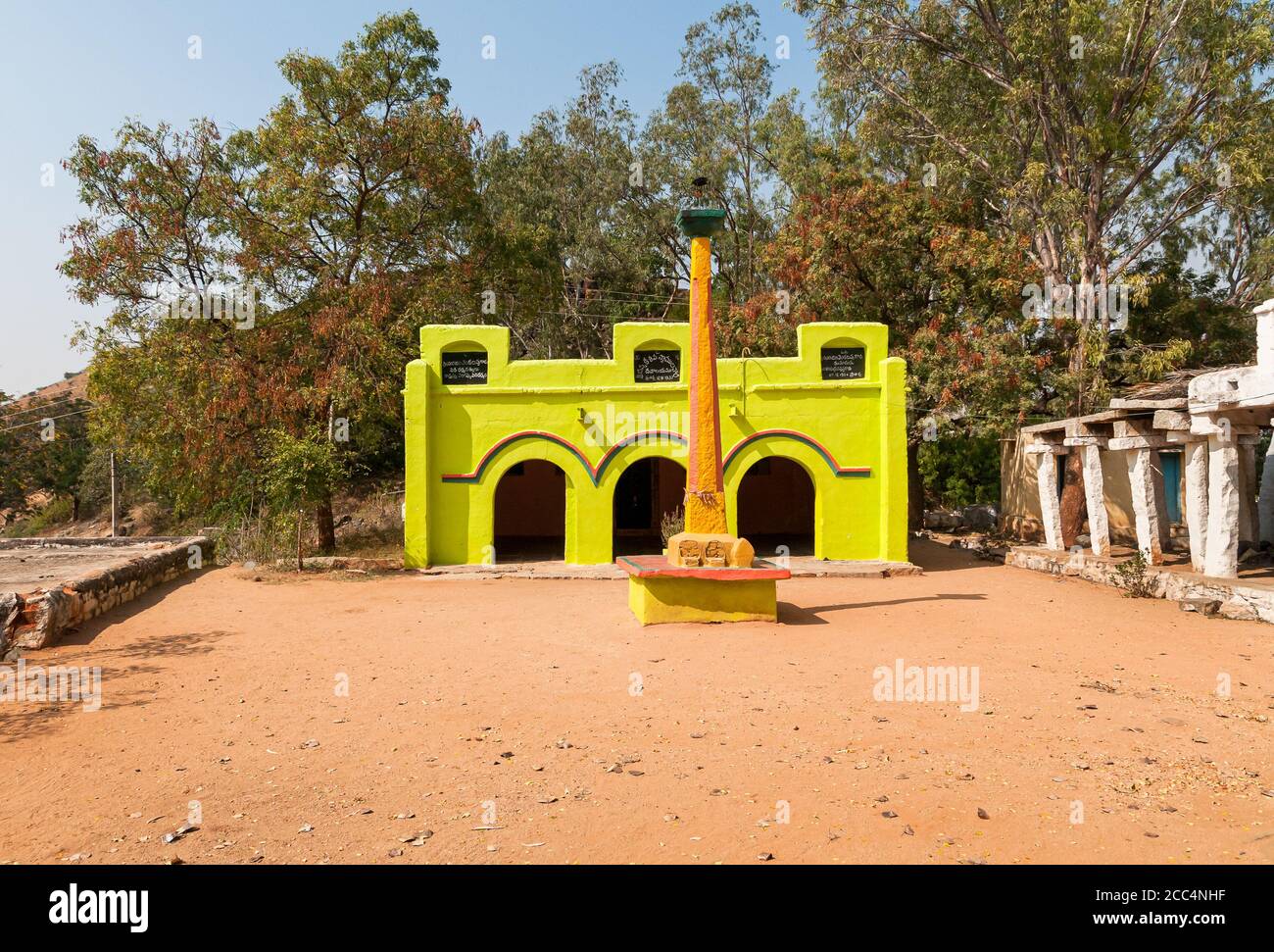 Alte Sathya Sai Baba Tempel in den Außenbezirken von Puttaparthi, Andhra Pradesh, Indien Stockfoto