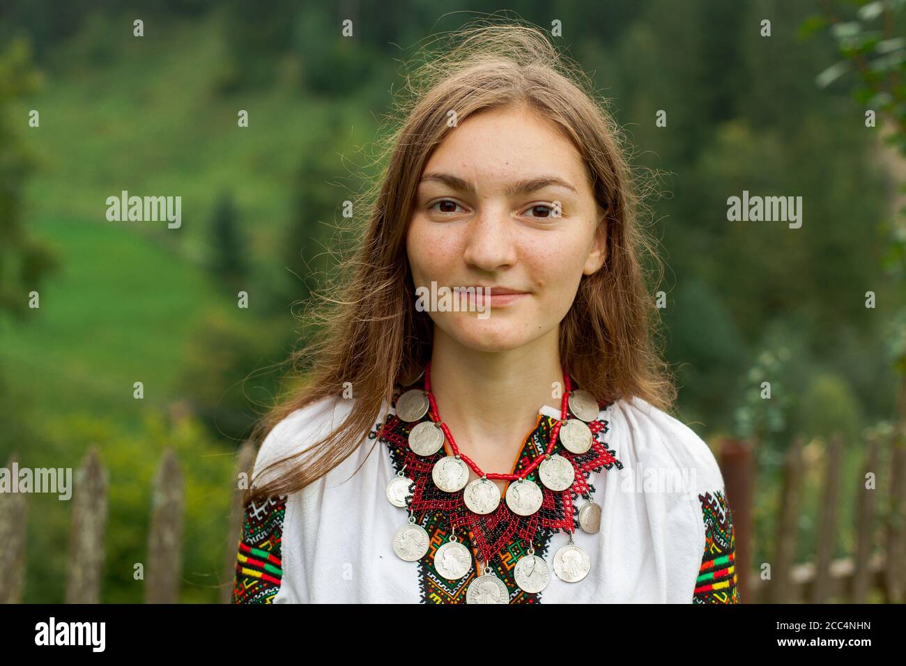 Portrait Mädchen Stickerei in der karpaten alten Stil Stockfoto