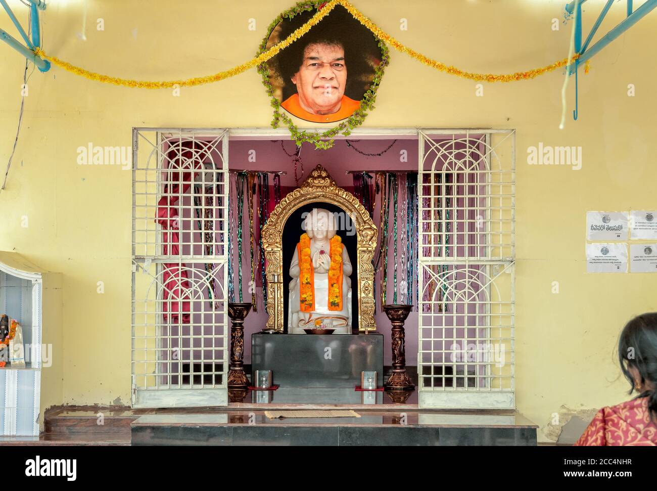 Puttaparthi, Andhra Pradesh, Indien - 11. Januar 2013: Sathya Sai Baba Tempel von Puttaparthi Dorf Stockfoto