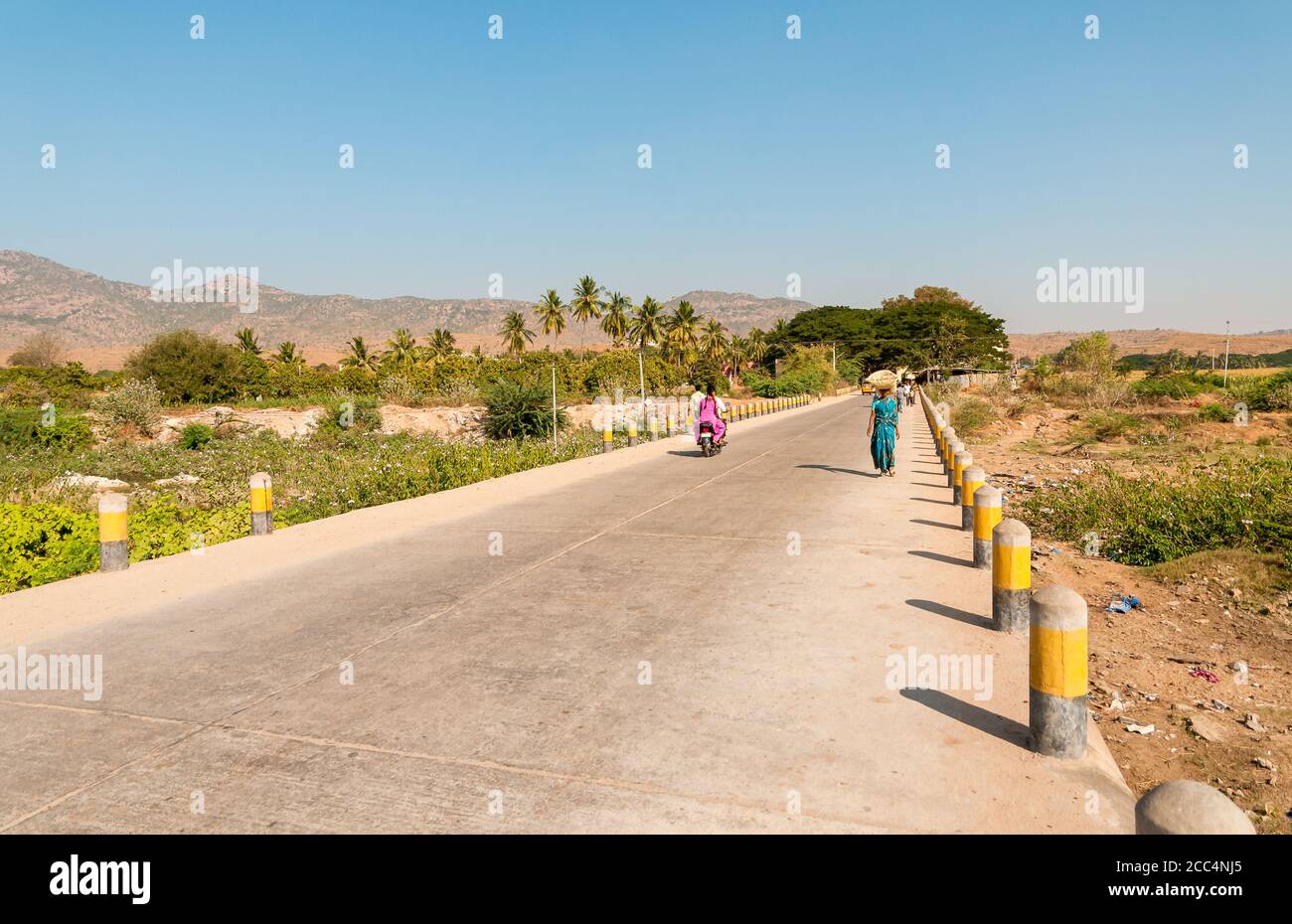 Puttaparthi, Andhra Pradesh, Indien - 11. Januar 2013: Blick auf die indische ländliche Landschaft mit Straße zum Puttaparthi Dorf, Indien Stockfoto