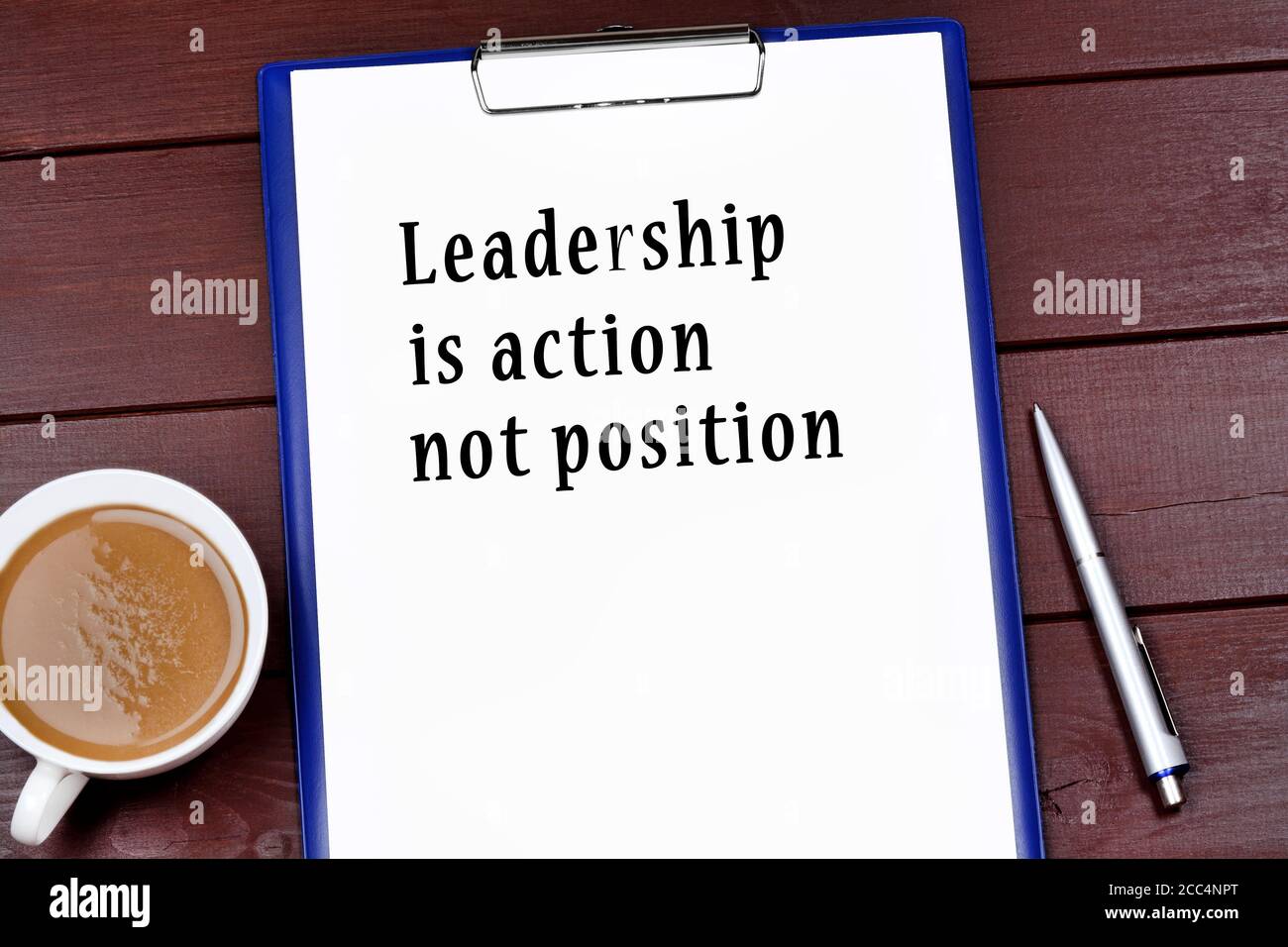 Führung ist Aktion nicht Position auf Papier auf dem Tisch geschrieben Stockfoto