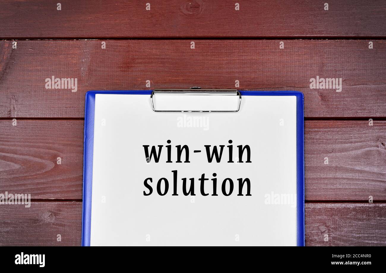 Win-Win Lösungskonzept auf Papier auf einem Holztisch geschrieben Stockfoto