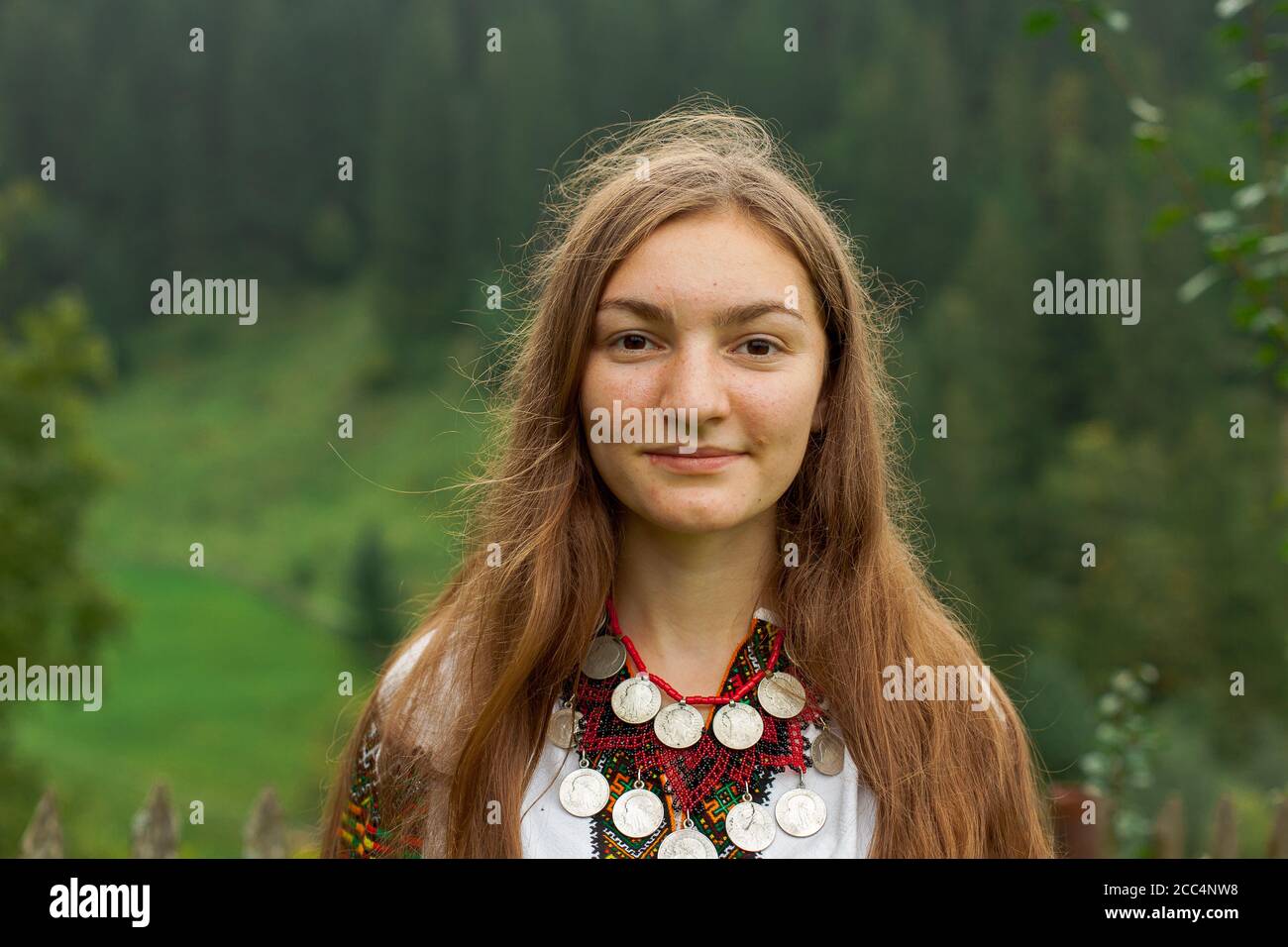 Portrait Mädchen Stickerei in der karpaten alten Stil Stockfoto