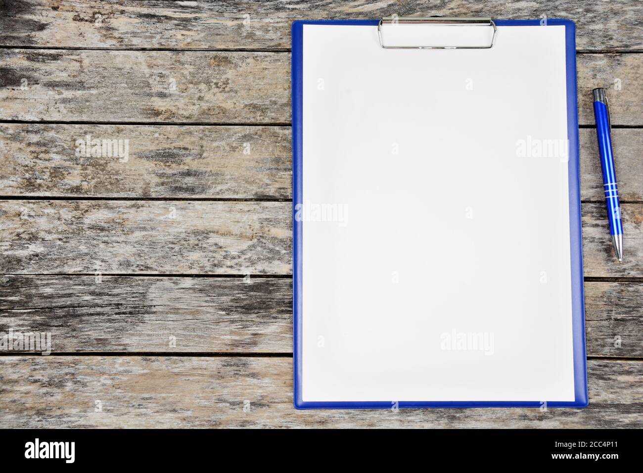 Zwischenablage mit leerem weißem Papier mit Stift. Draufsicht Stockfoto