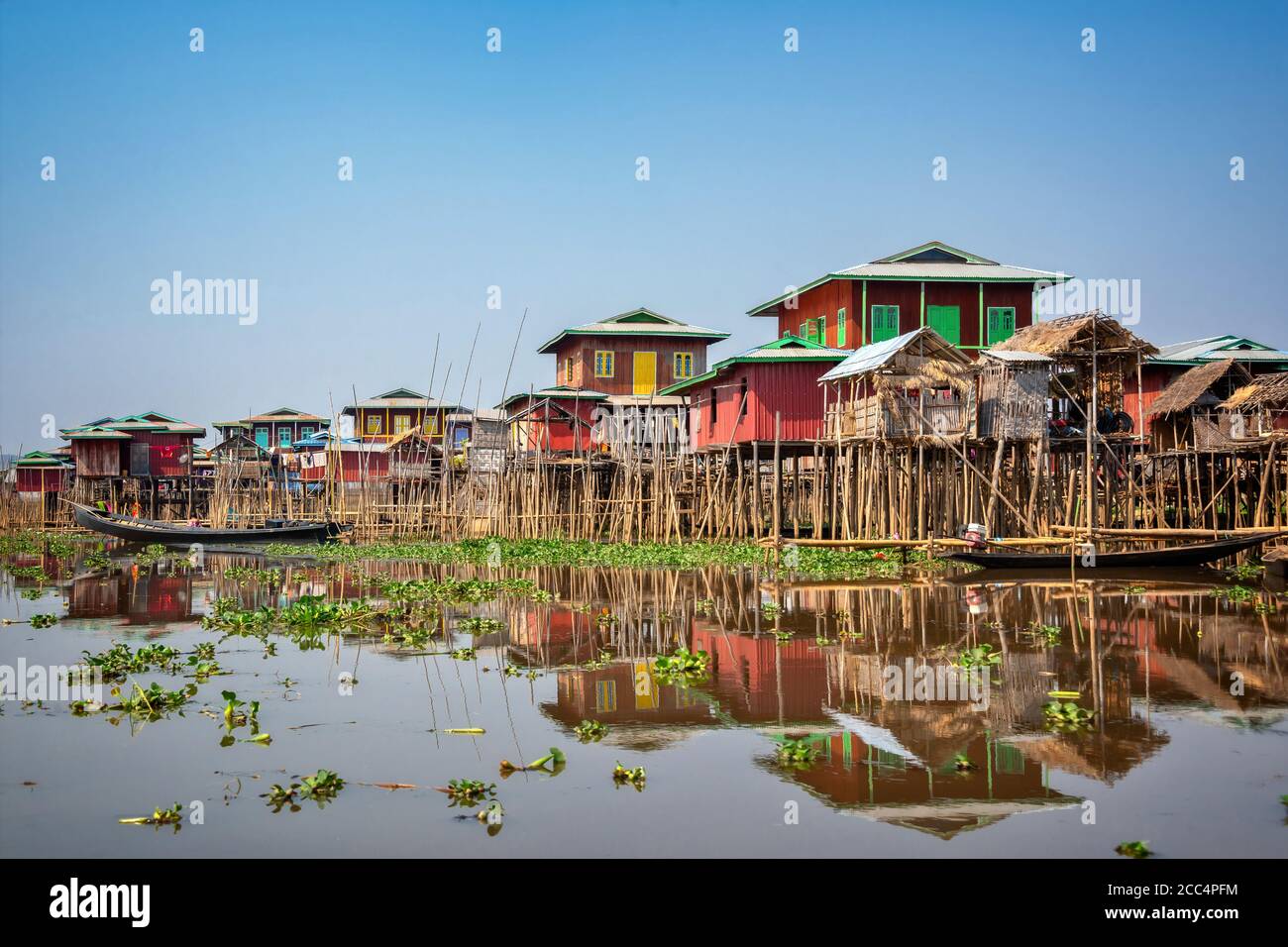 Buntes schwimmendes Dorf mit Stelzenhäusern am Inle See in Burma, Myanmar Stockfoto