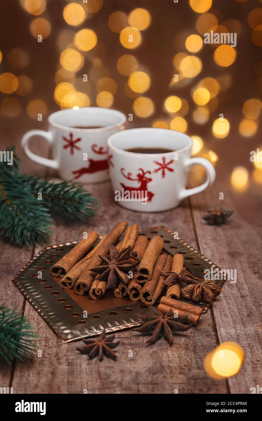 Traditionelle Weihnachtsgewürze - Sternanis mit Zimt. Stockfoto