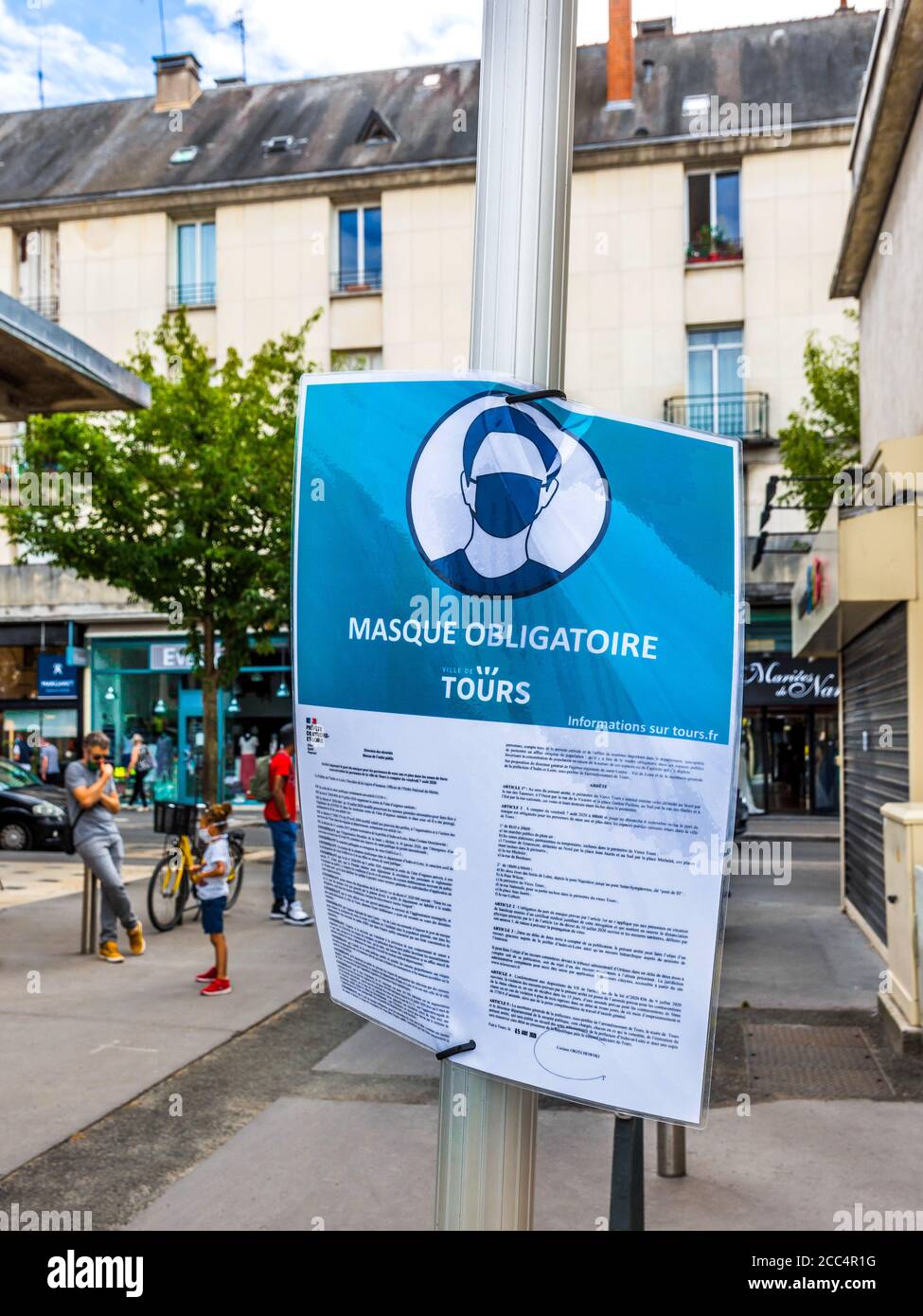 Stadt ausgestellt Mitteilung für das obligatorische Tragen von Schutzmasken Gesicht während Covid-19 Pandemie - Tours, Frankreich. Stockfoto