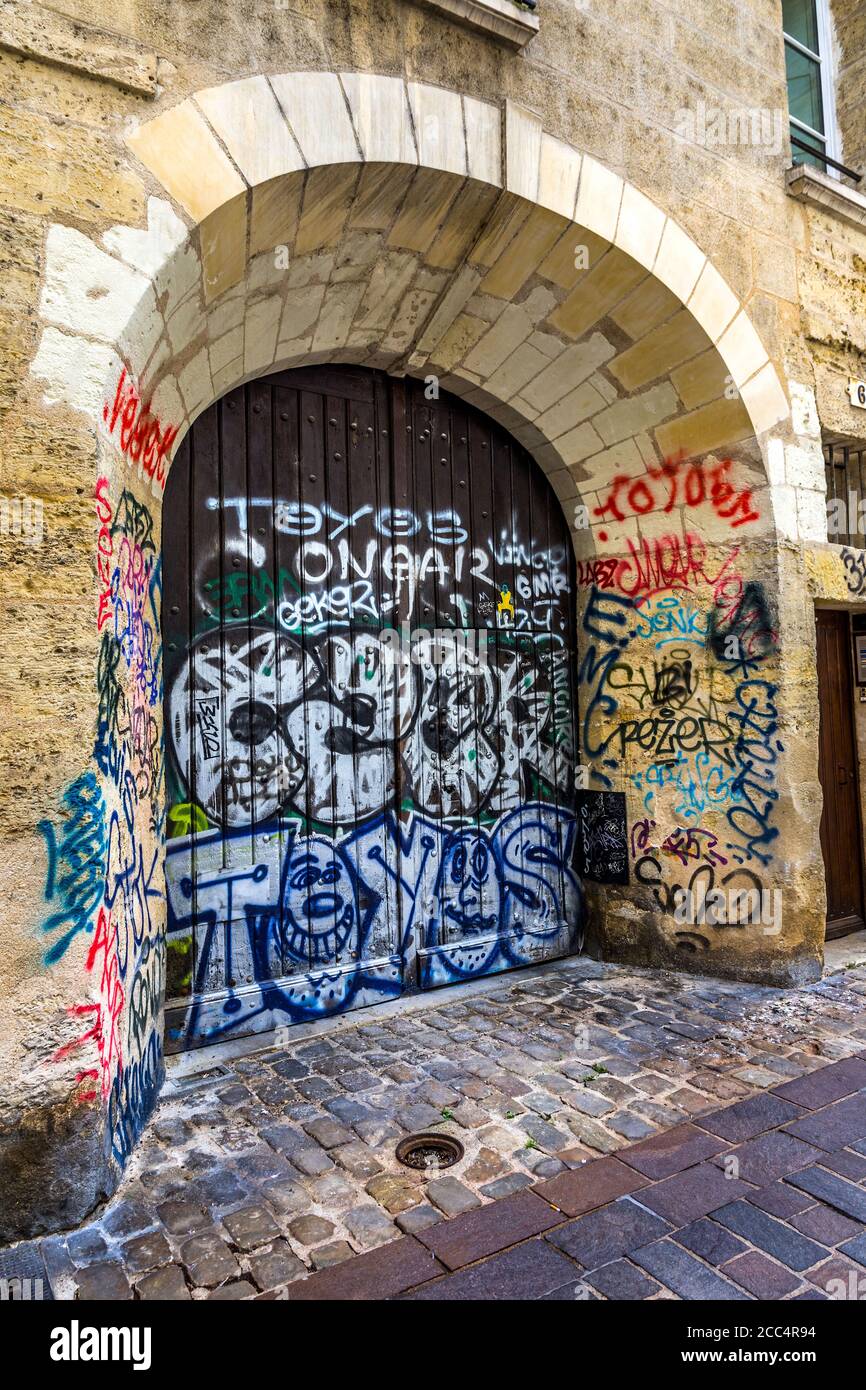 Alte Türen aus dem 18. Jahrhundert und klassischer Steineingang mit Kennzeichnung und Sprühfarbe entwertet - Tours, Indre-et-Loire, Frankreich. Stockfoto