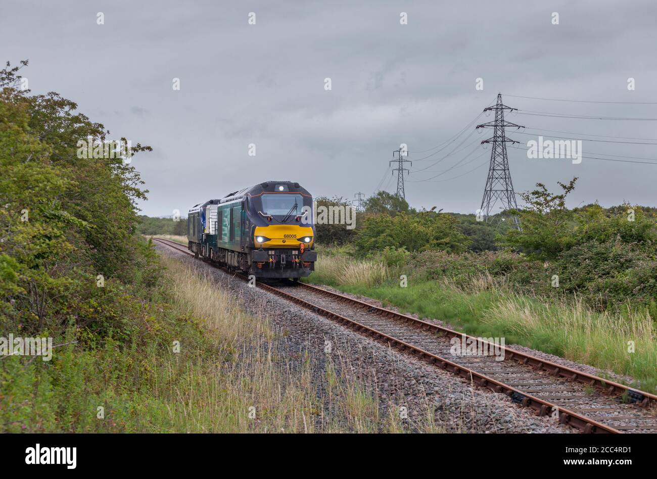 Direct Rail Dienste der Baureihe 68 Lokomotive 68005 schleppen Kernkolben Entlang der eingleisigen Heysham-Abzweigung nach Heysham Power Station Stockfoto