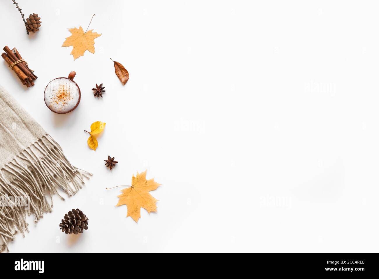 Herbstkomposition mit warmem Schal und einer Tasse Kaffee. Saisonale herbstliche Gemütlichkeit mit weichem Karo, Kaffee, Blättern und Zapfen, isoliert auf weißem Backgro Stockfoto