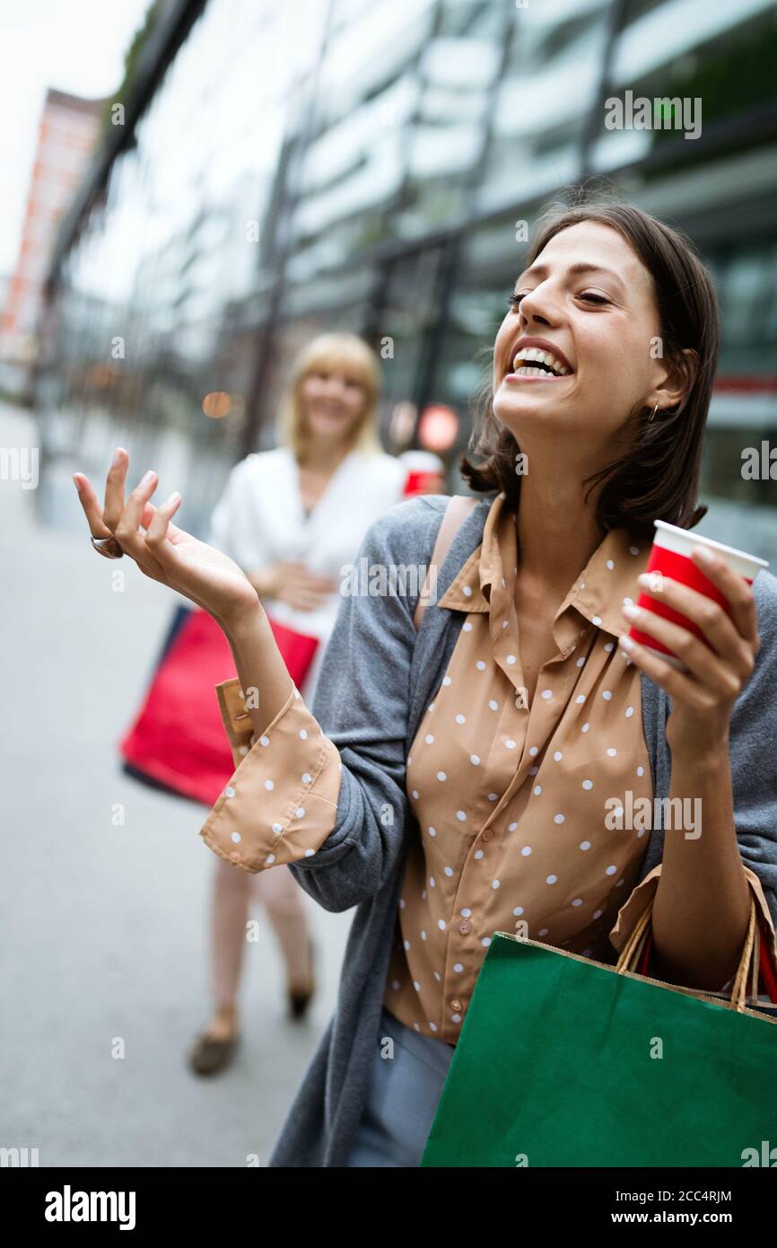 Schöne junge Frauen mit Einkaufstaschen auf Stadt. Stockfoto