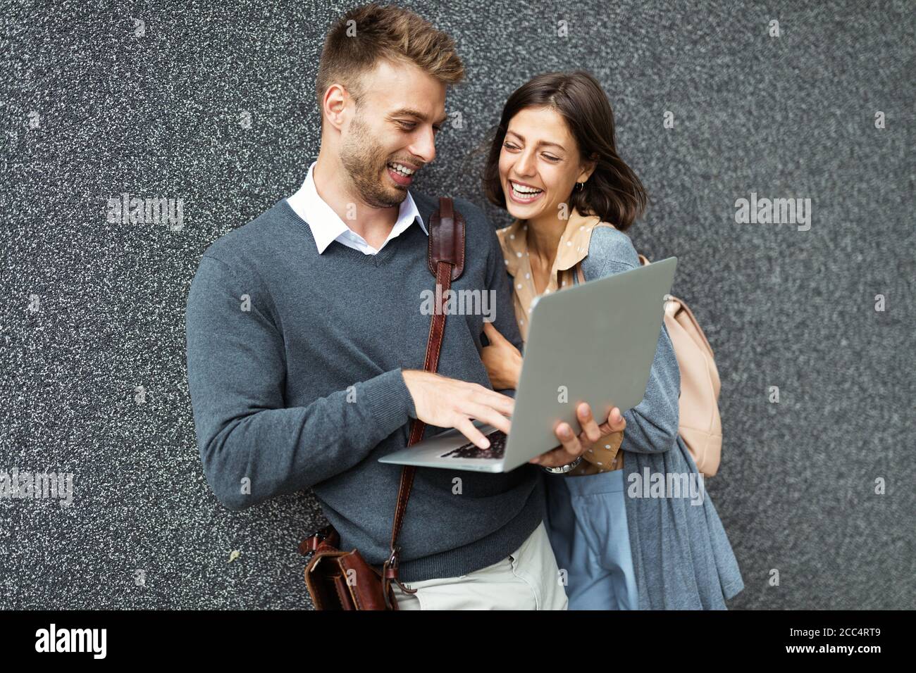 Glückliches junges Paar mit Laptop im Freien. Reise, Geschäft, Leute Spaß Konzept Stockfoto
