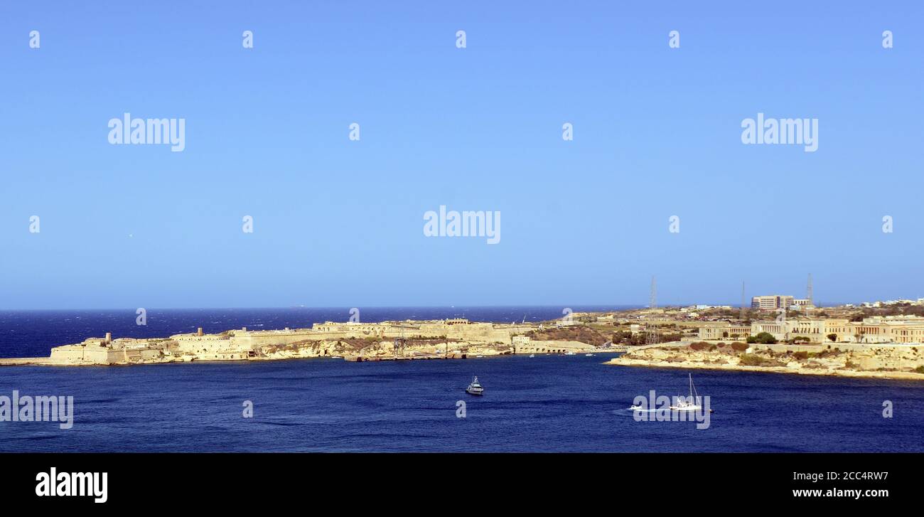 Ein Blick auf Fort Ricasoli von Valletta, Malta. Stockfoto