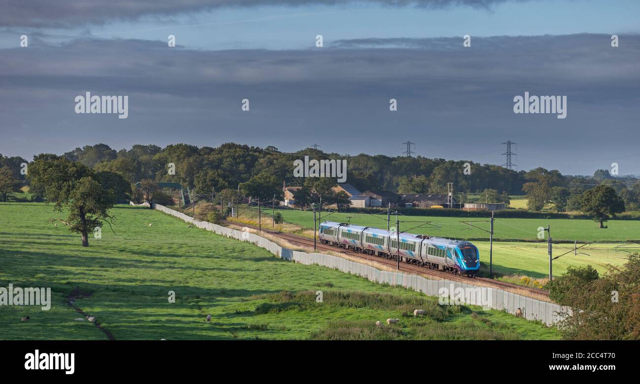 Erster TransPennine Express CAF Klasse 397 Elektrozug 397001 vorbei Die Landschaft an der Westküste Hauptlinie in Lancashire Stockfoto