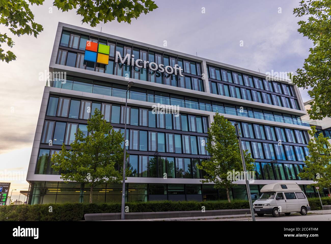 München, 16. August 2020: Microsoft-Logo im Firmengebäude in München Stockfoto