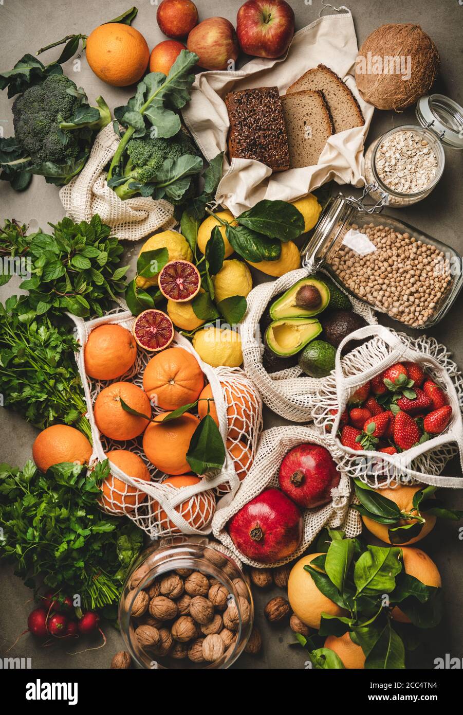 Sortiment an veganen, vegetarischen, ausgewogenen Ernährung Lebensmitteln auf konkretem Hintergrund Stockfoto