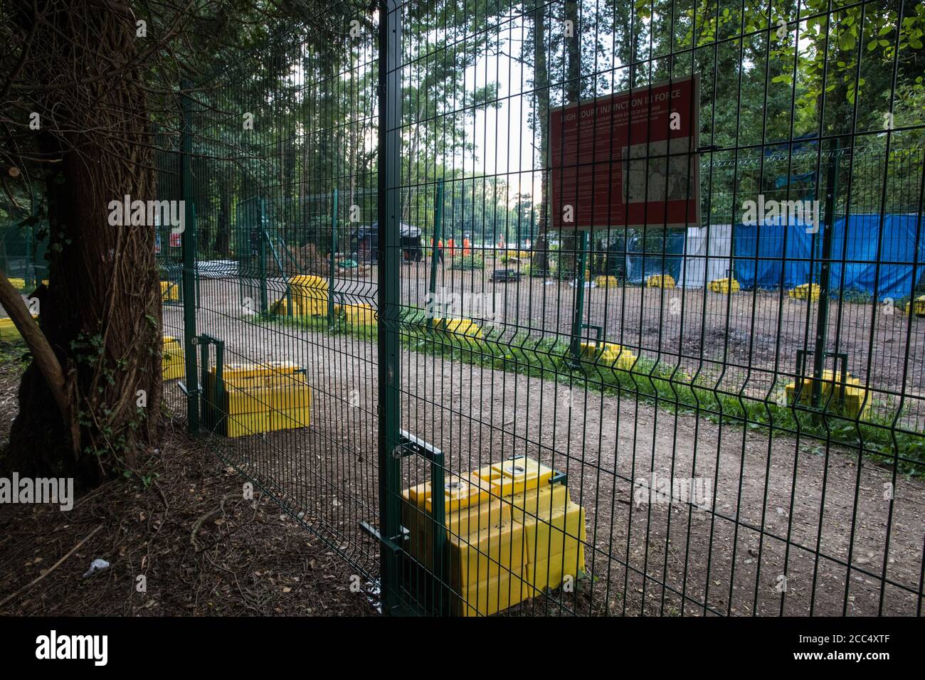 Denham, Großbritannien. August 2020. Zäune sind um einen öffentlichen Fußweg und ein Gelände angeordnet, das von HS2-Arbeitern genutzt wird, um die Entfernung von Bäumen und Vegetation aus dem Denham Country Park für Arbeiten zu erleichtern, die an die HS2-Hochgeschwindigkeitsbahnverbindung angeschlossen sind. Umweltaktivisten von HS2 Rebellion, die in einem Wildschutzcamp neben dem Gelände arbeiten, versuchen, die Arbeiten für das £106bn-Projekt zu verzögern oder zu verhindern. Kredit: Mark Kerrison/Alamy Live Nachrichten Stockfoto