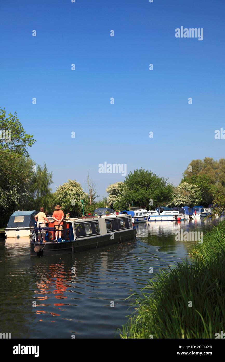 Narrowboats auf dem Fluss Nene, in der Nähe von Castor Dorf, Cambridgeshire County, England; UK Stockfoto