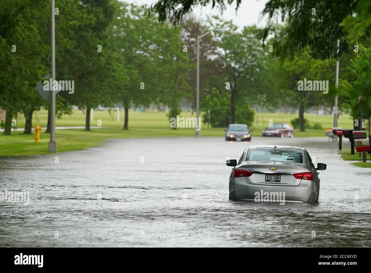 Bürger des Fond du Lac fahren in ihren Fahrzeugen durch die überfluteten Straßen vor dem riesigen Regenschauer am Nachmittag des juli 2020. Stockfoto