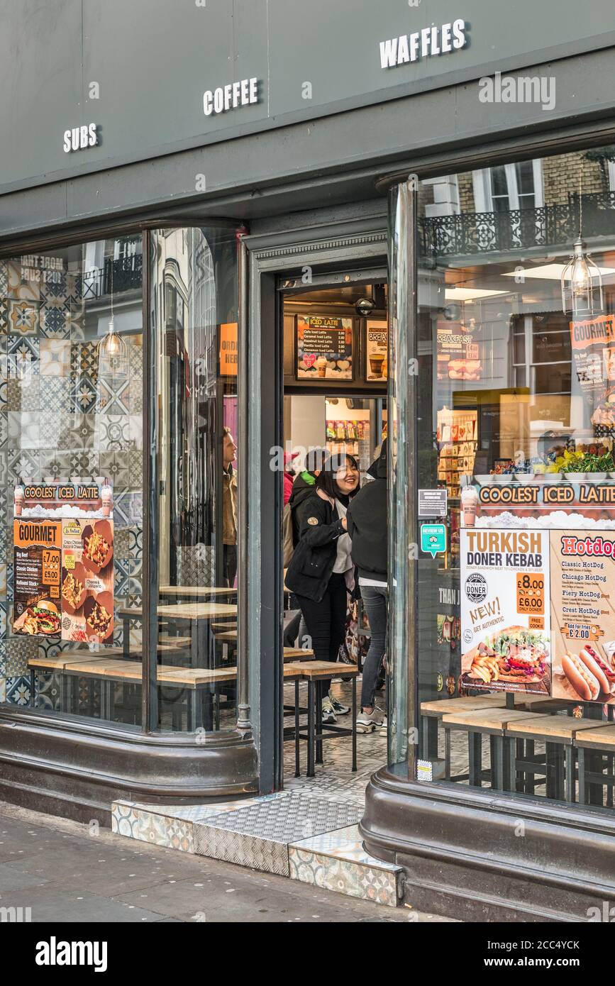 Ein geschäftiges Café mit Imbiss in der Thurloe Street, London, in der Nähe  der U-Bahnstation South Kensington Stockfotografie - Alamy