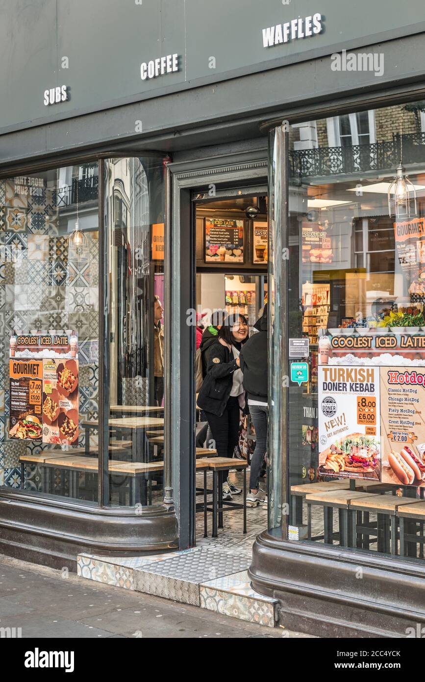 Ein geschäftiges Café mit Imbiss in der Thurloe Street, London, in der Nähe der U-Bahnstation South Kensington Stockfoto