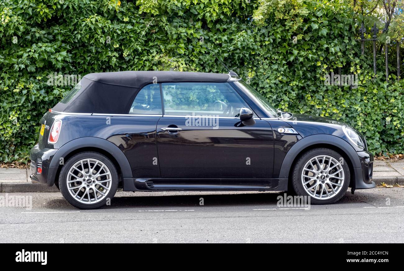 Schwarzes Soft Top Mini Cooper S, Schottland, UK. Stockfoto