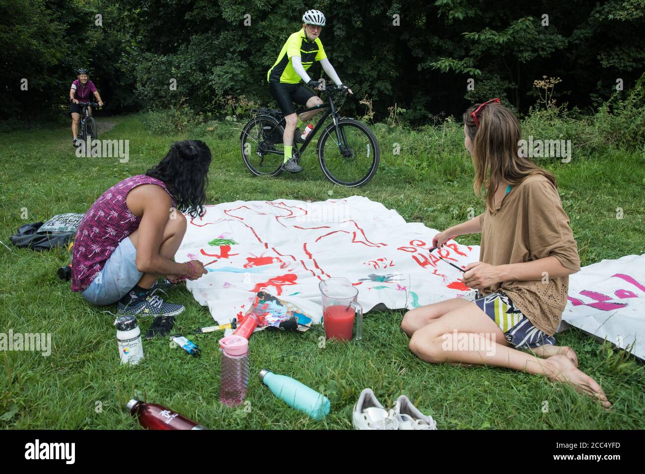 Denham, Großbritannien. August 2020. Umweltaktivisten von HS2 Rebellion führen in der Nähe des Denham Protection Camps im Colne Valley Gemeindeaktivitäten durch. Aktivisten, die an einer Reihe solcher Camps entlang der Strecke der HS2-Hochgeschwindigkeitsstrecke arbeiten, protestieren weiterhin vor allem aus ökologischen und wirtschaftlichen Gründen gegen das 106 Mrd. £-Projekt. Kredit: Mark Kerrison/Alamy Live Nachrichten Stockfoto