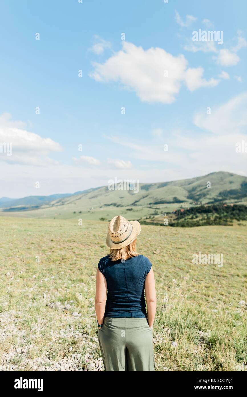 Junge weibliche Naturliebhaber genießen den Blick auf einen Berg Bereich im Sommer Stockfoto