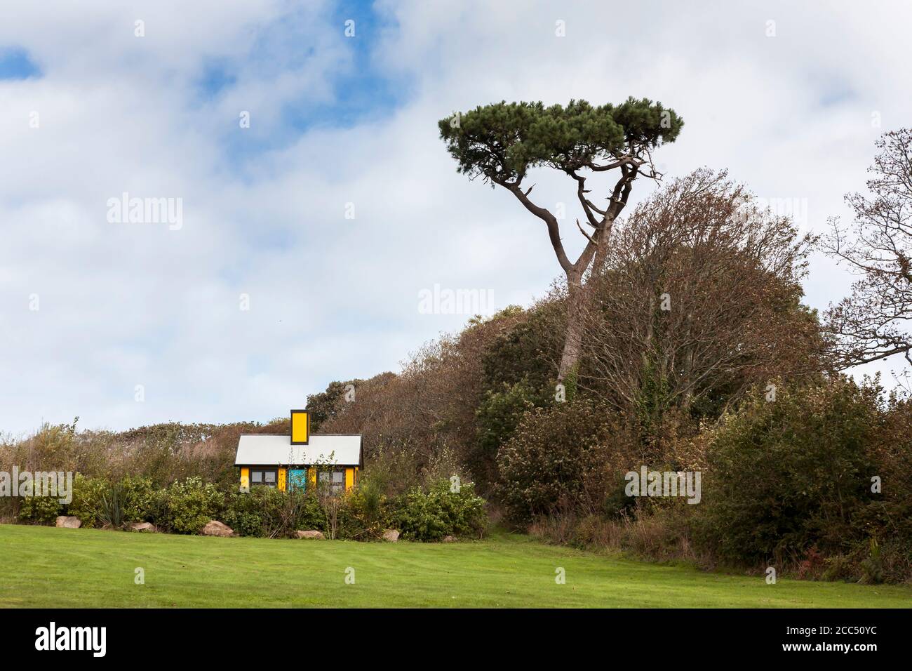 'Holiday Home' von Richard Woods, Tremenheere Sculpture Garden, Penzance, Cornwall, Großbritannien. Stockfoto