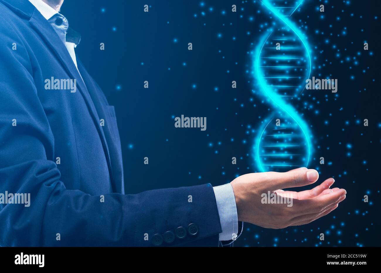Junger Mann im Business-Anzug mit glühender DNA-Spirale in den Händen vor dunklem Hintergrund, Collage Stockfoto