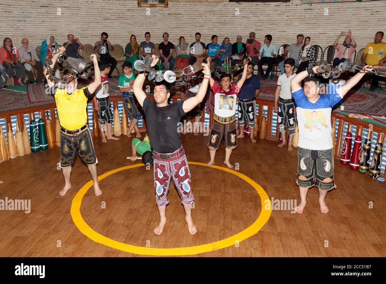 Koshti, traditioneller ritueller Trainingskurs für Krieger im Yazd Zourkhaneh, bekannt als Gymnasium oder Krafthaus; Yazd, Iran Stockfoto