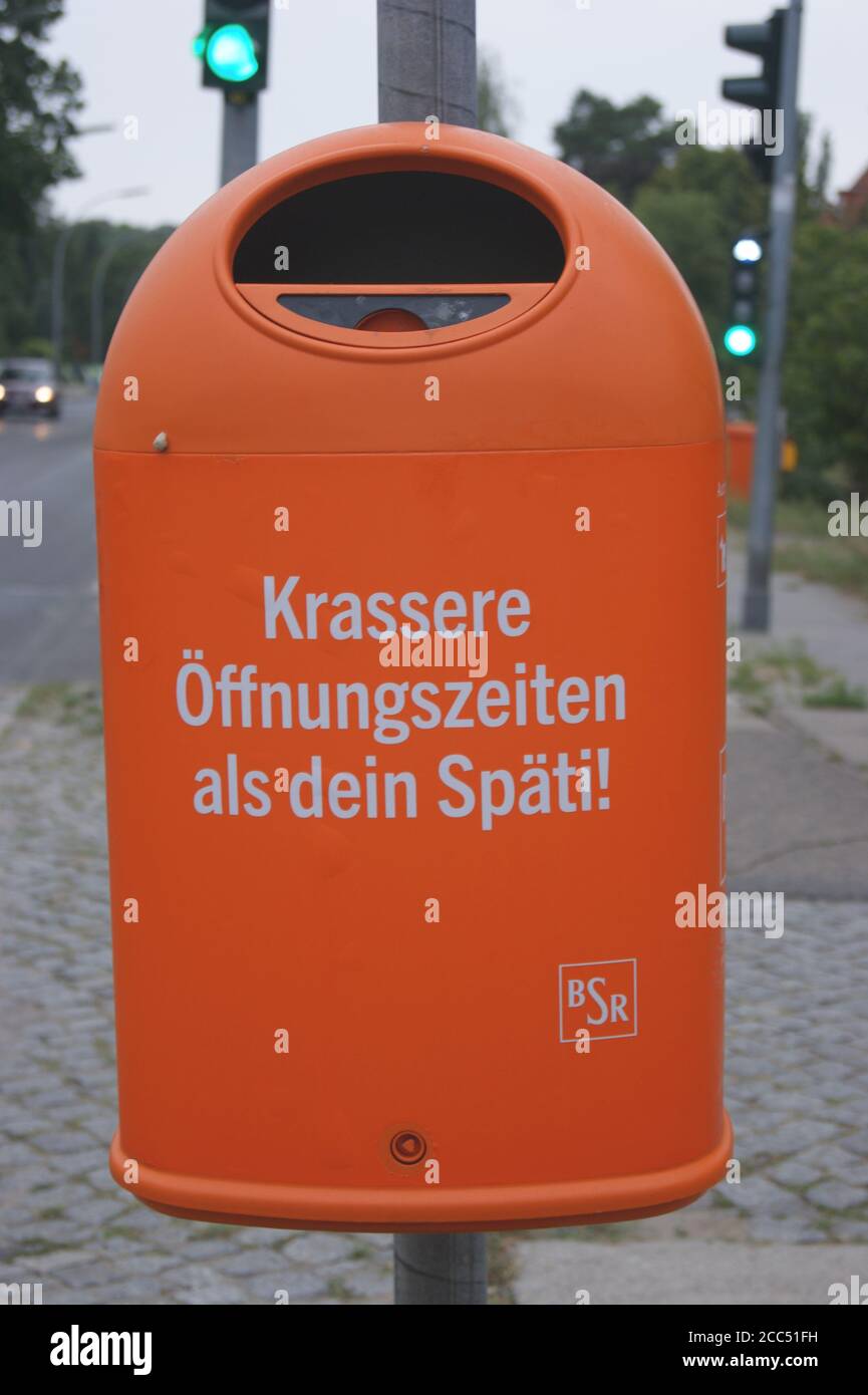 Krassere Öffnungszeiten als dein Späti. Werbegag der Berliner Stadtreinigung BSR auf einem Müllheimer in Berlin-Spandau. Stockfoto