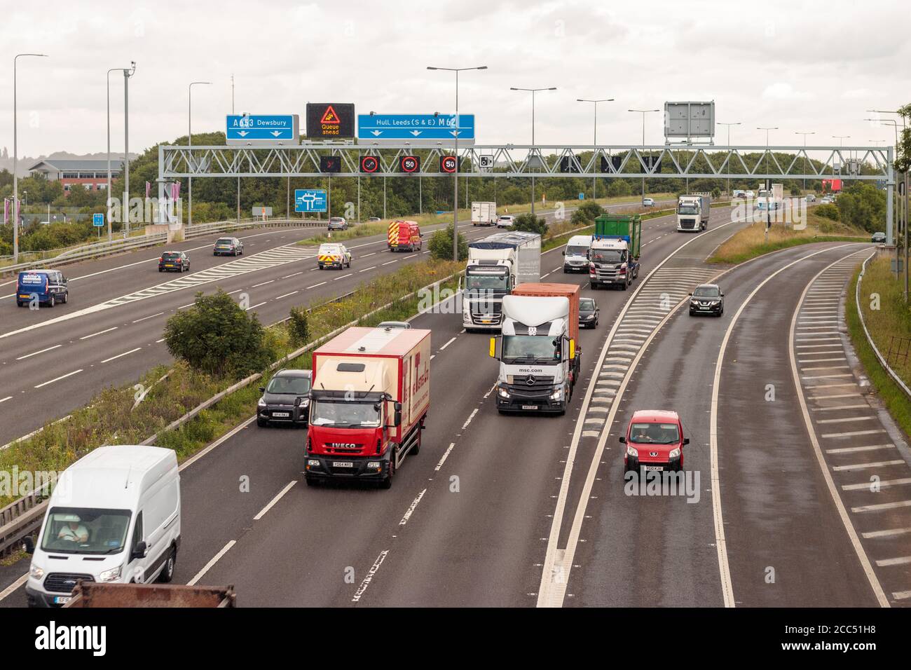 Blick auf den Verkehr auf der Autobahn M62, Morley Stockfoto
