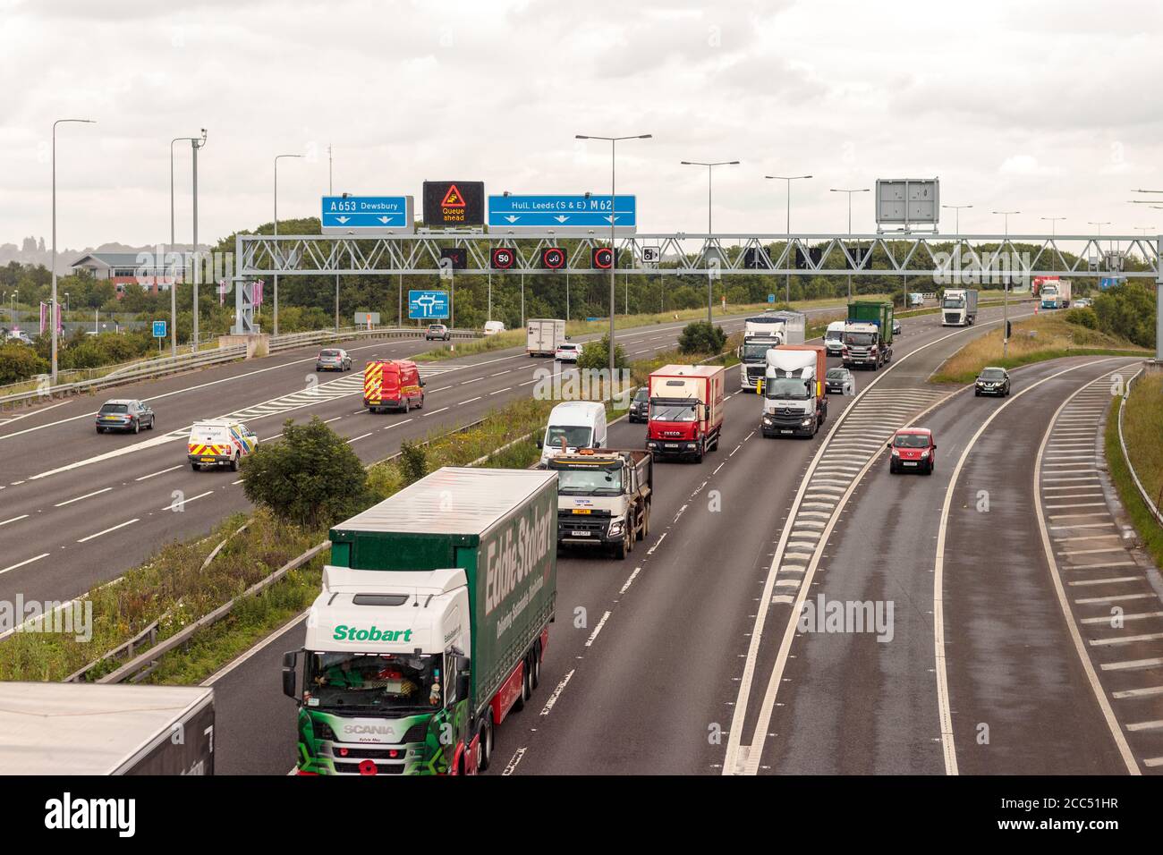 Blick auf den Verkehr auf der Autobahn M62, Morley Stockfoto