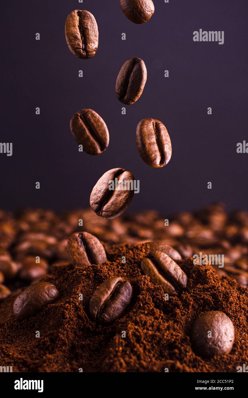 Nahaufnahme von fallenden Kaffeebohnen Stockfoto