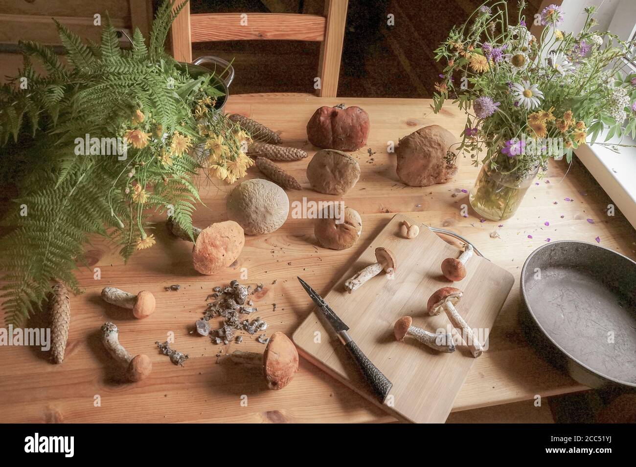 Sommer Landhausstil, Lebensstil, rustikale Küche Interieur, Kochen von Lebensmitteln mit Pilzen, Draufsicht. Rustikaler Stil. Stockfoto