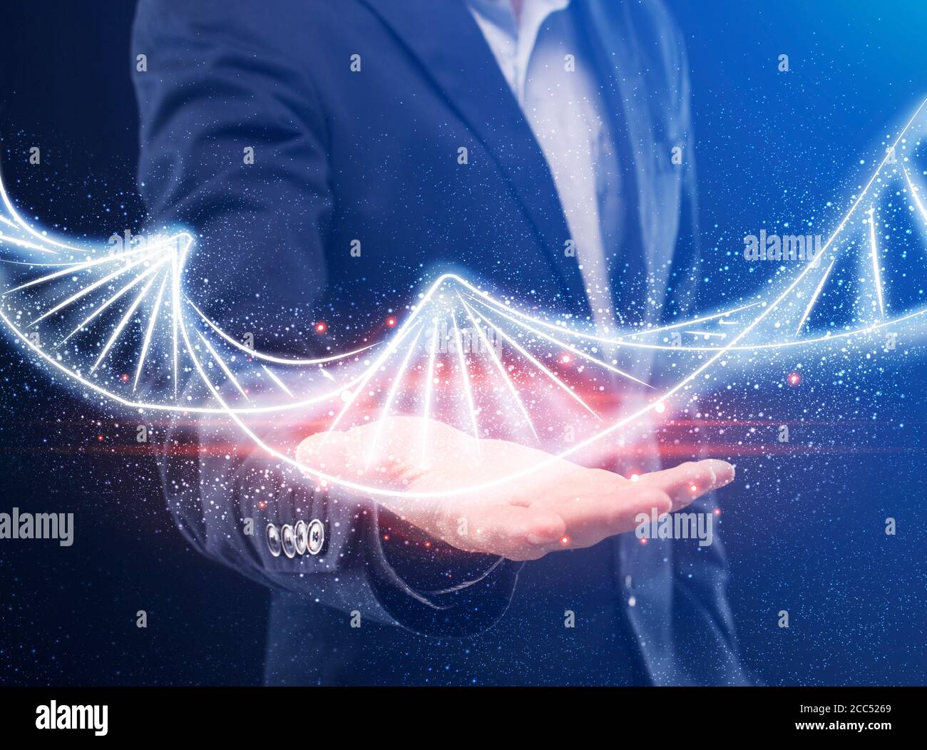Junger Mann in formaler Kleidung mit DNA-Molekül, Betrieb menschlichen Genom-Code auf dunklem Hintergrund, Collage Stockfoto