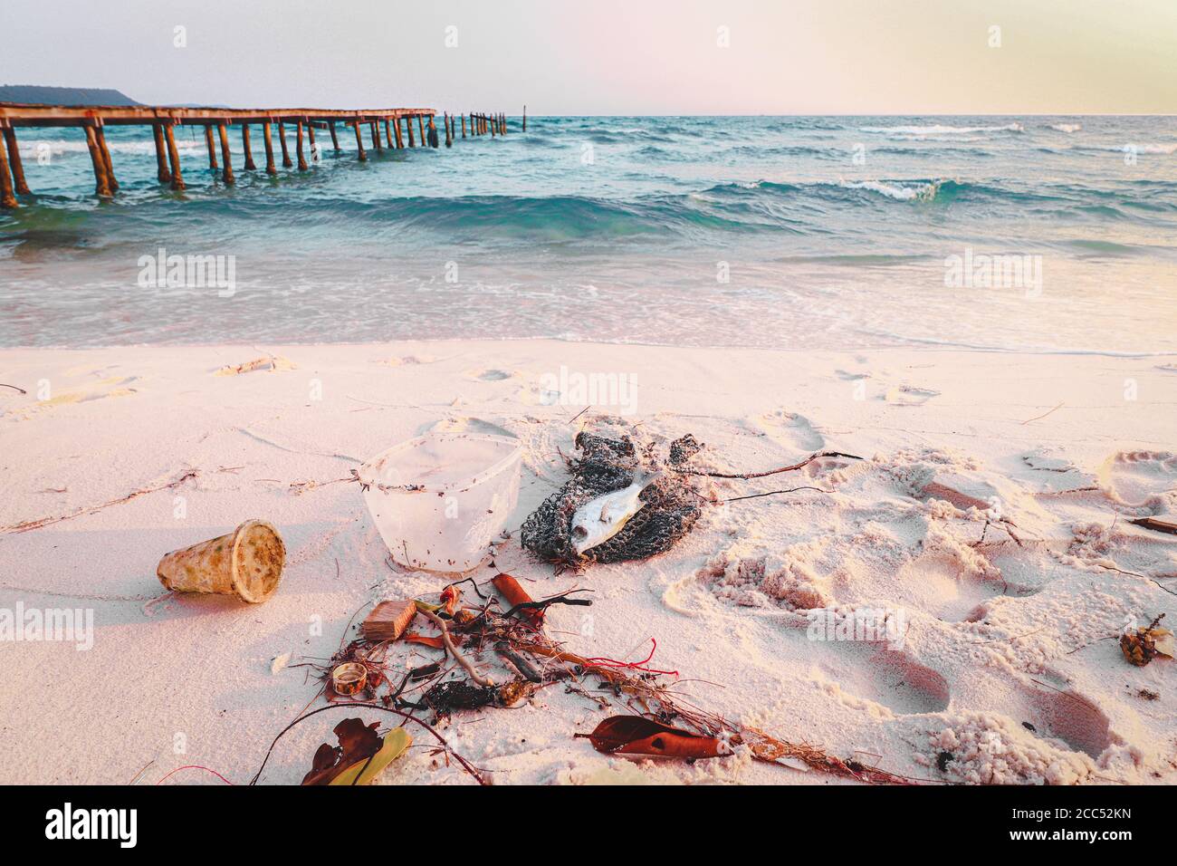 Müll an der Küste von Koh rong Island Soksan Beach in Kambodscha, der Meeresverschmutzung, Umweltschäden und menschliche Abfälle zeigt Stockfoto