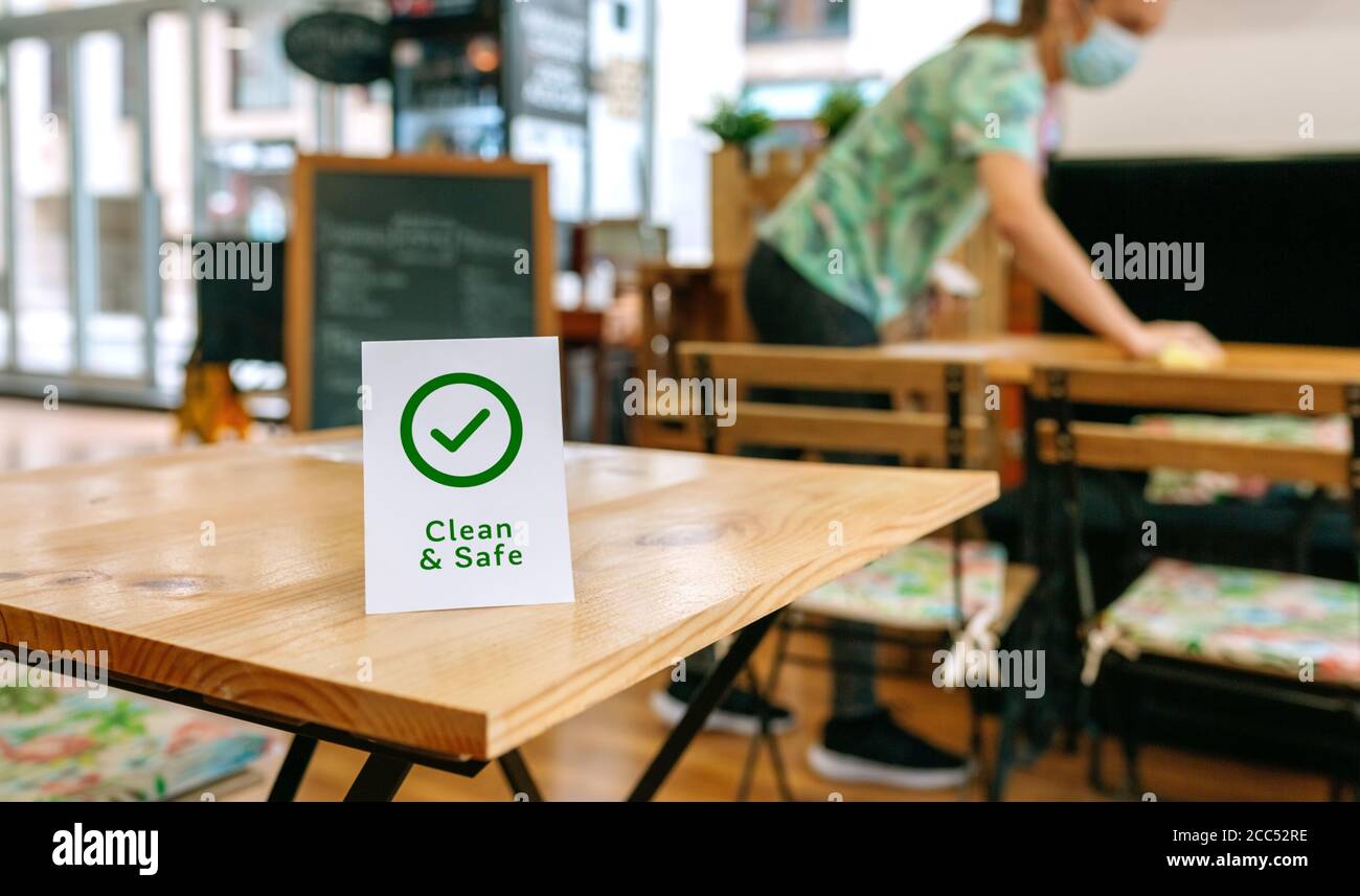 Clean and Safe Schild auf einem Tisch platziert Stockfoto