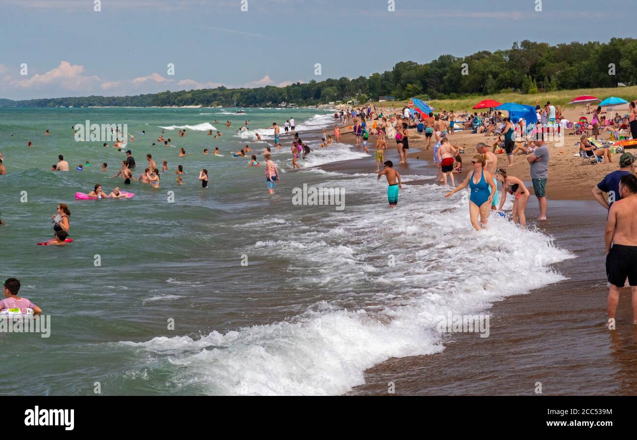 New Buffalo, Michigan - Menschen am Lake Michigan Strand während der Coronavirus-Pandemie. Stockfoto