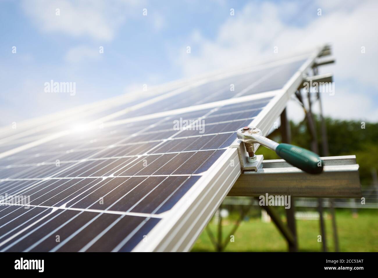 Alternative Sonnenenergie Konzept. Sonnenkollektoren mit Schraubenschlüssel auf Himmel Hintergrund. Ökologie-Konzept. Wissenschaftlicher Hintergrund. Alternative Sonnenenergie Konzept. Stockfoto