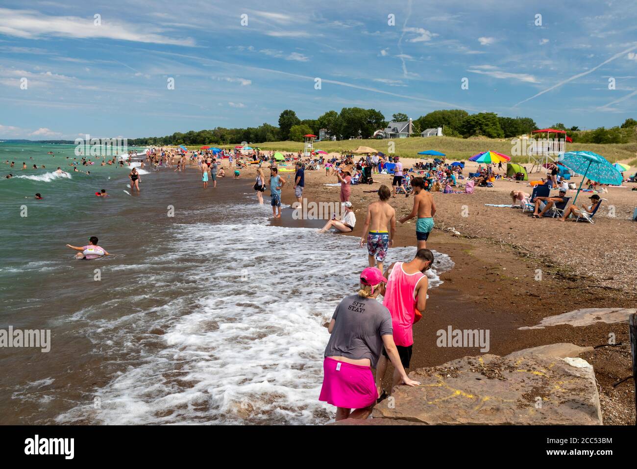 New Buffalo, Michigan - Menschen am Lake Michigan Strand während der Coronavirus-Pandemie. Stockfoto