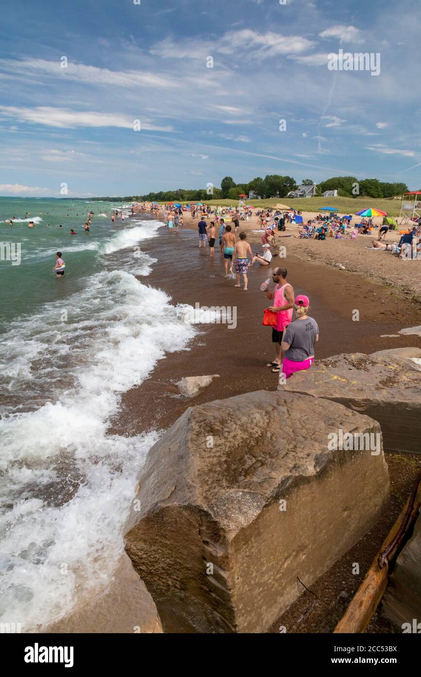 New Buffalo, Michigan - Menschen am Lake Michigan Strand während der Coronavirus-Pandemie. Stockfoto