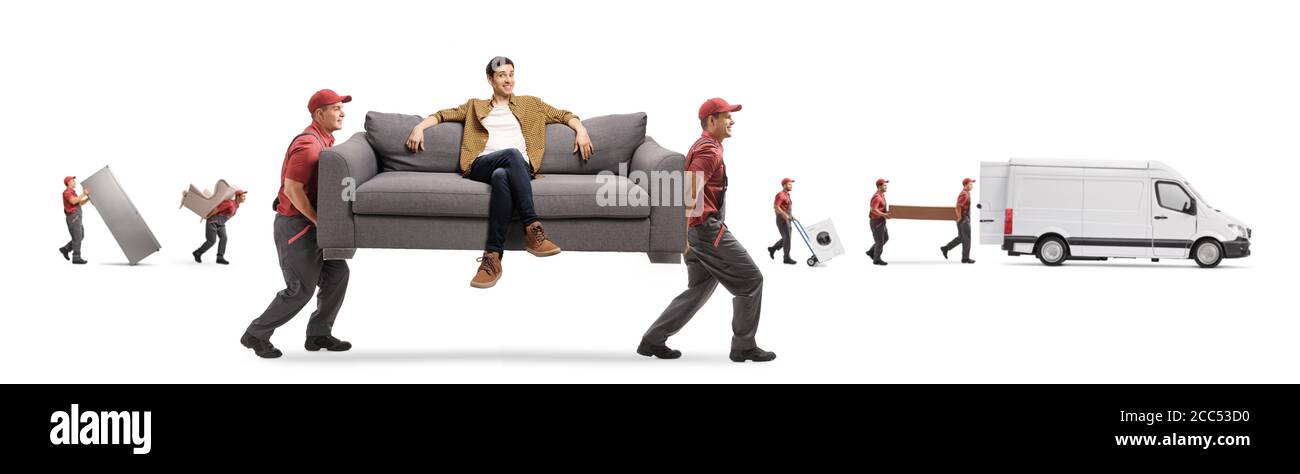 Movers tragen eine Couch mit einem Mann und anderen Arbeitern Laden von Haushaltsgegenständen in einem Transporter isoliert auf weißem Hintergrund Stockfoto