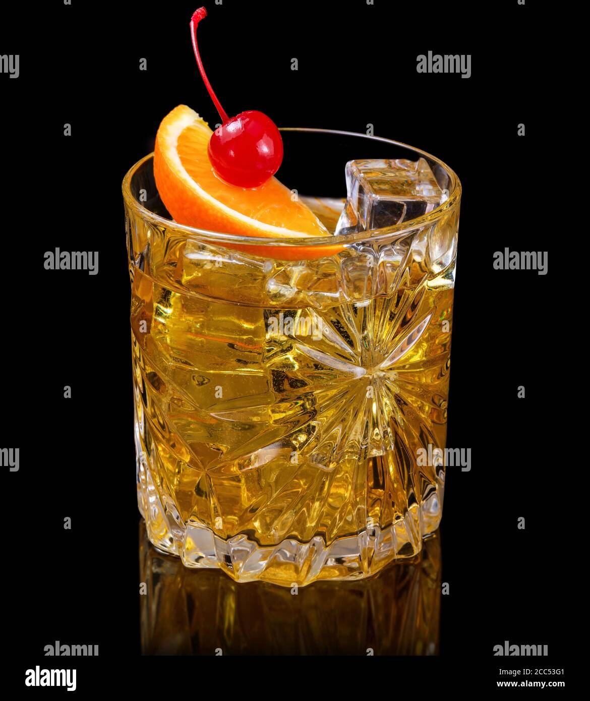 Whiskey-Cocktail garniert mit Orange und Kirsche isoliert auf schwarz Stockfoto