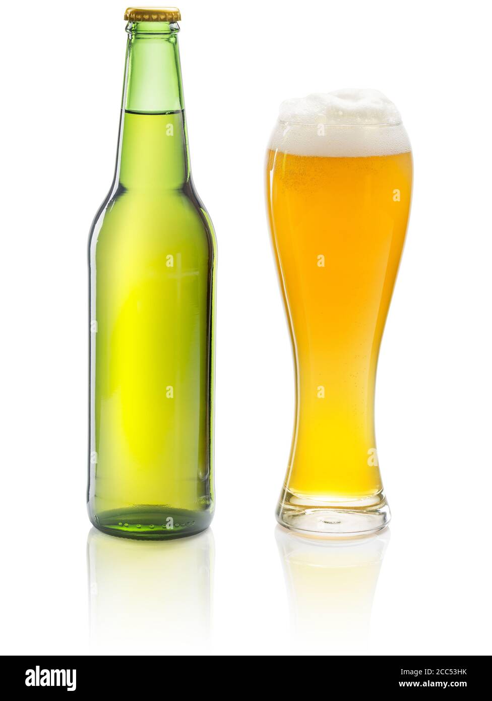Bierflasche und Glas isoliert auf weißem Hintergrund Stockfoto