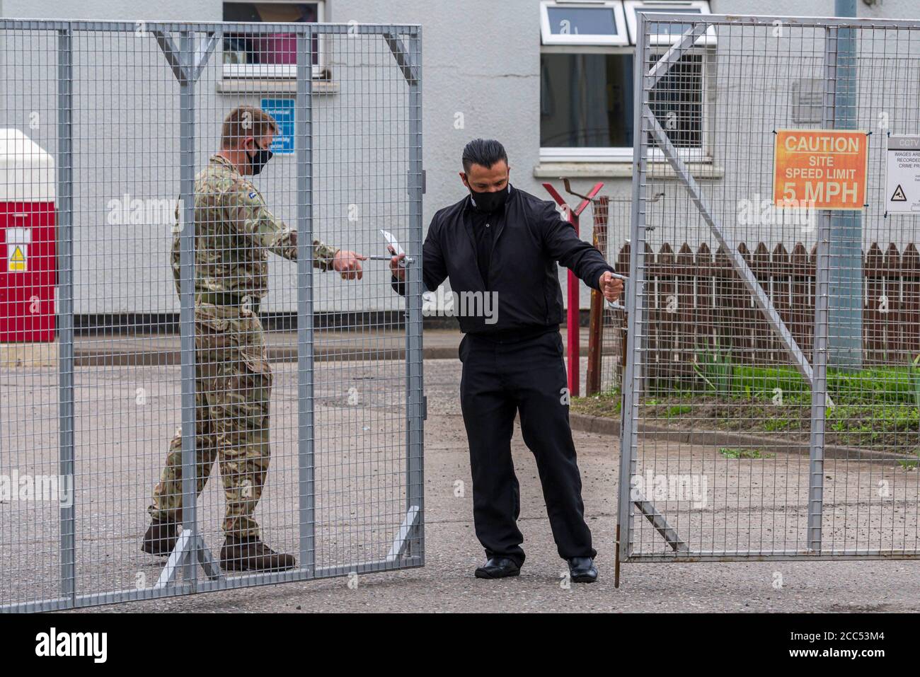 Coupar Angus, Schottland, 19. August 2020. Nach einem Ausbruch des Coronavirus in einer Hühnerfabrik von 2 Schwestern in Schottland hat das Militär ein Lager eingerichtet und unterstützt die Tests aller 900 Mitarbeiter. Die erste Ministerin, Nicola Sturgeon, beschrieb die Situation als eine „komplexe und potenziell bedeutsame Gruppe“ und sagte, sie könne nicht ausschließen, eine lokale Sperre durchzusetzen. Die Tests begannen heute mit der Ankunft der Mitarbeiter im Werk während des gesamten Tages. Derzeit wurden 43 positive Fälle identifiziert. Kredit: Craig Stephen/Alamy Live Nachrichten Stockfoto