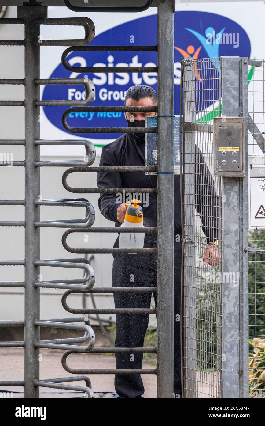 Coupar Angus, Schottland, 19. August 2020. Nach einem Ausbruch des Coronavirus in einer Hühnerfabrik von 2 Schwestern in Schottland hat das Militär ein Lager eingerichtet und unterstützt die Tests aller 900 Mitarbeiter. Die erste Ministerin, Nicola Sturgeon, beschrieb die Situation als eine „komplexe und potenziell bedeutsame Gruppe“ und sagte, sie könne nicht ausschließen, eine lokale Sperre durchzusetzen. Die Tests begannen heute mit der Ankunft der Mitarbeiter im Werk während des gesamten Tages. Derzeit wurden 43 positive Fälle identifiziert. Kredit: Craig Stephen/Alamy Live Nachrichten Stockfoto