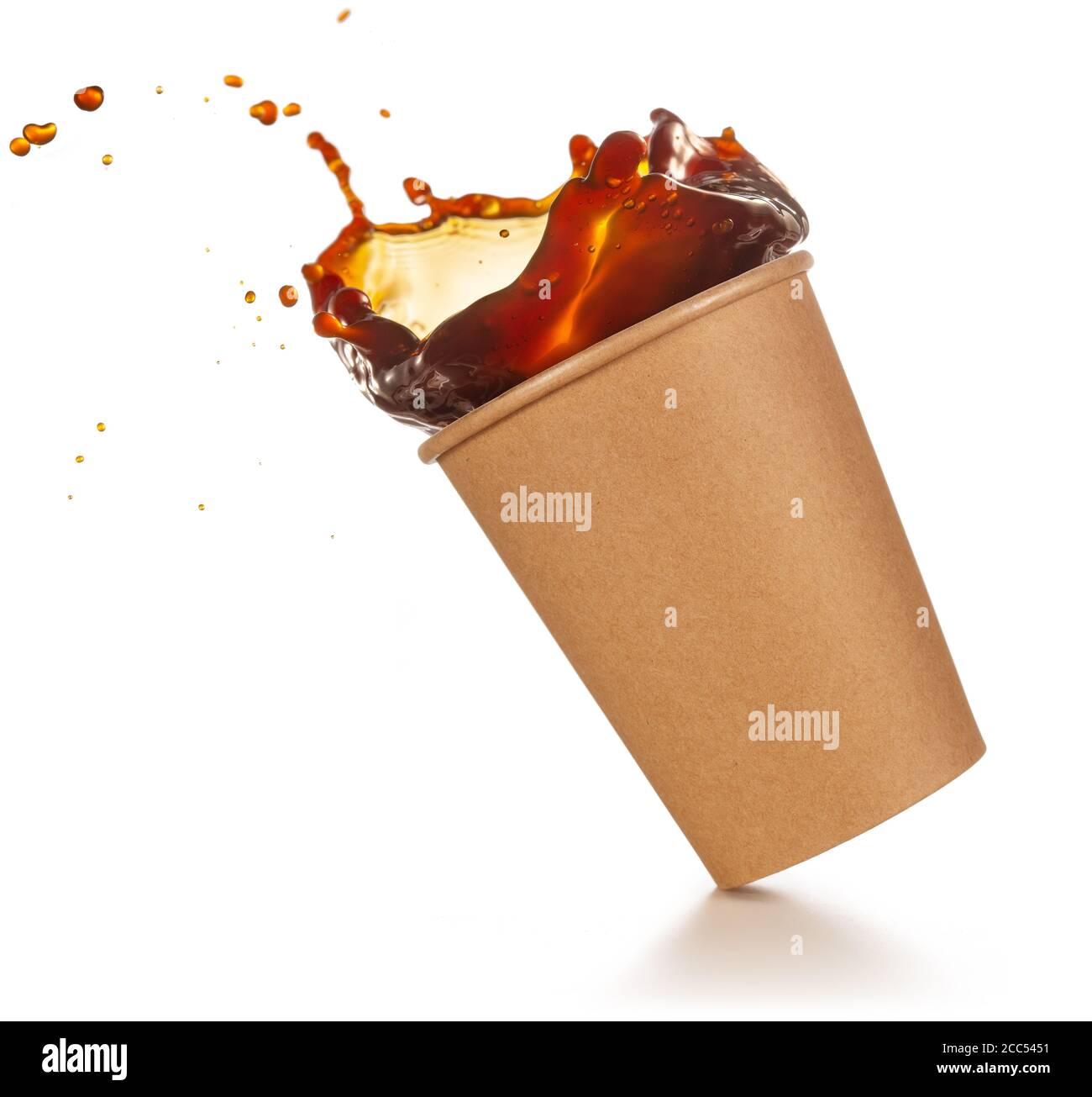 Kaffee spritzt aus einer Einweg-Tasse auf weiß gekippt Hintergrund Stockfoto