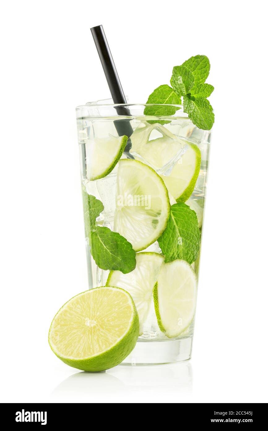 mojito Cocktail in einem Glas isoliert auf weißem Hintergrund Stockfoto